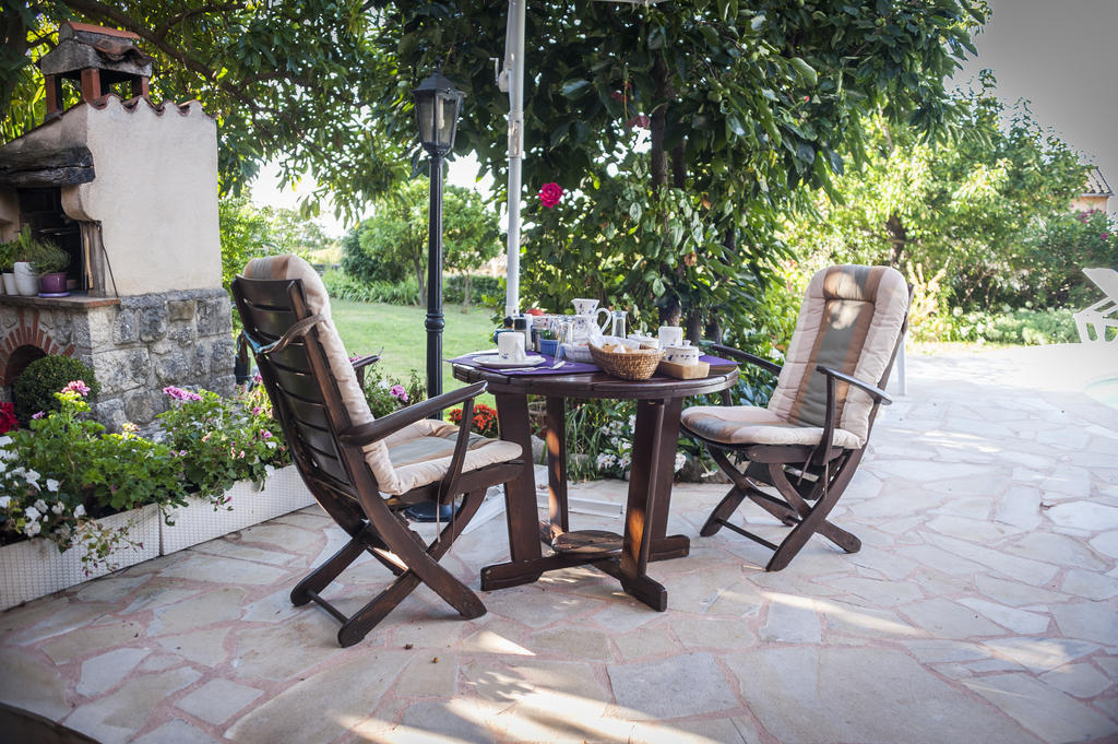 Mas Des Kardouons Bed & Breakfast Tourrettes-sur-Loup Dış mekan fotoğraf