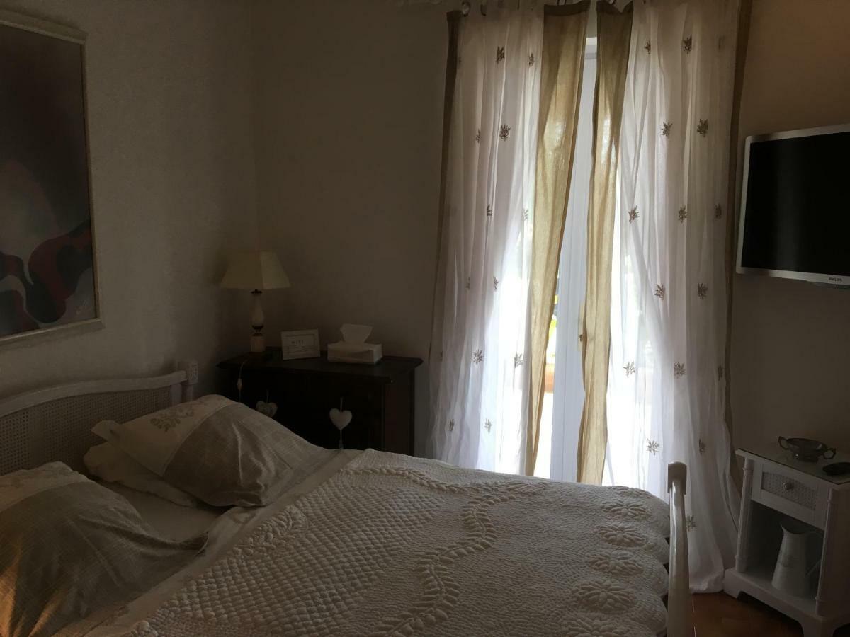 Mas Des Kardouons Bed & Breakfast Tourrettes-sur-Loup Dış mekan fotoğraf